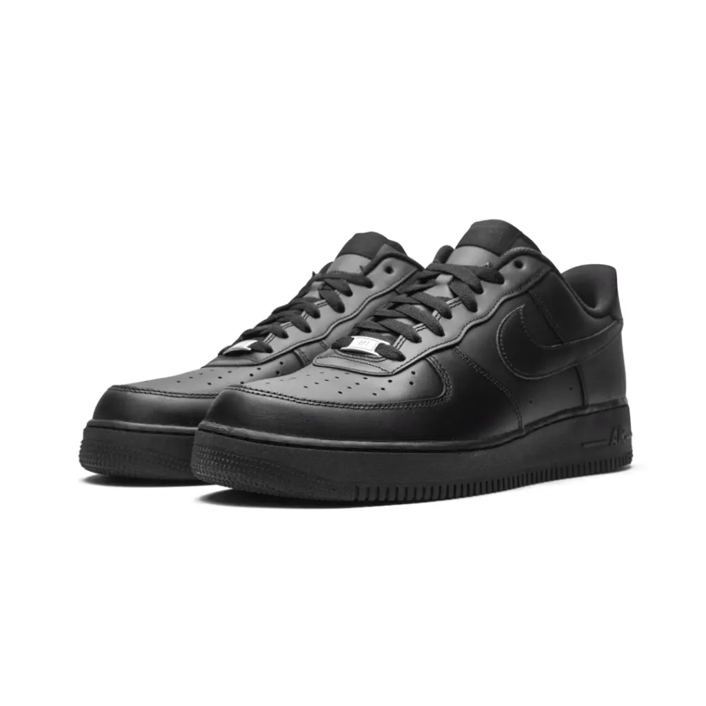 AIR FORCE 1 LOW
“Triple Black” 3