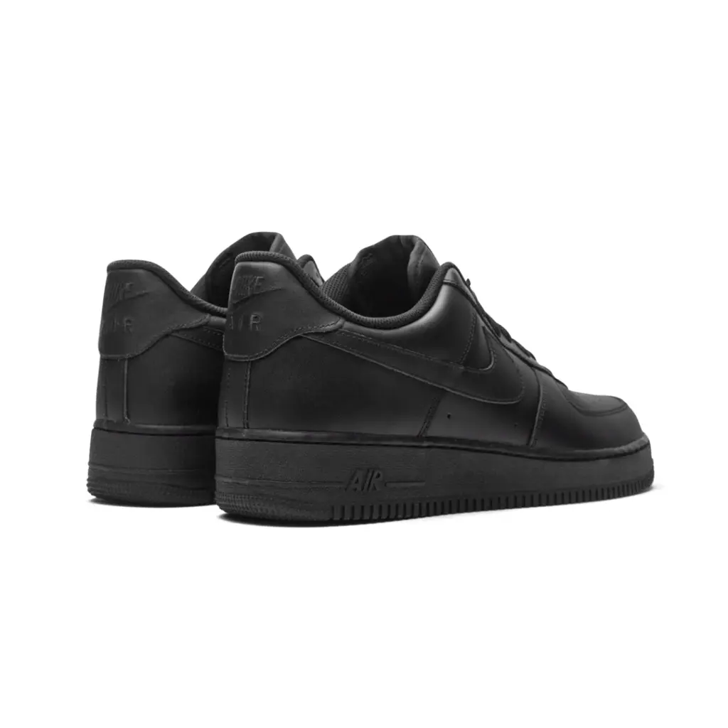 AIR FORCE 1 LOW
“Triple Black” 4